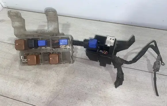 Nissan X-Trail T30 Relay mounting block 1230