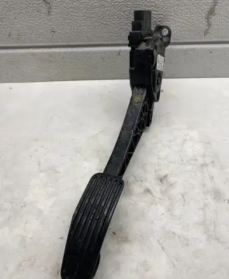 Volvo V70 Accelerator throttle pedal 30715175