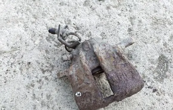 Volkswagen PASSAT B3 Front brake caliper