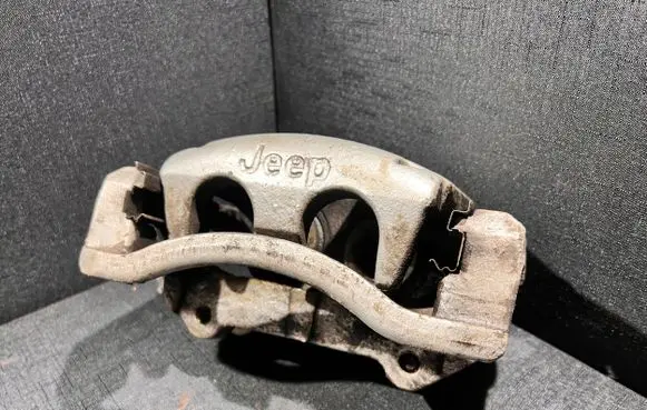 Jeep Grand Cherokee (WK) Front brake caliper