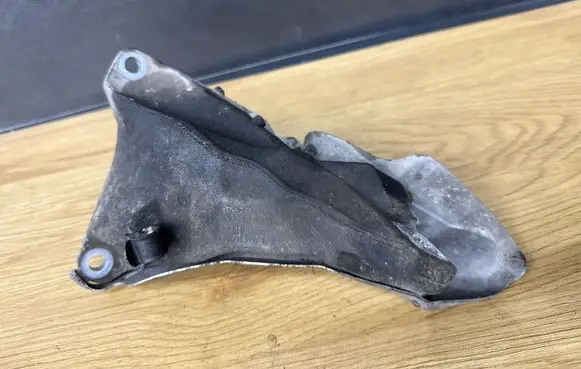 BMW 3 E90 E91 Engine mounting bracket 6764574