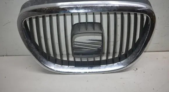 Seat Leon (1P) Front bumper upper radiator grill 5P0853654