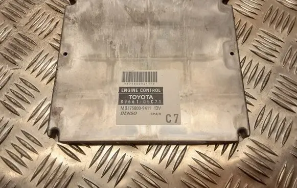 Toyota Avensis T250 Engine control unit/module 8966105C71