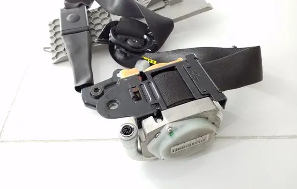 Opel Insignia A Front seatbelt 13303851
