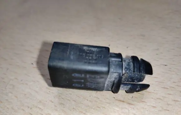 Volkswagen PASSAT B7 Outside/exterior temperature sensor 8Z0820535