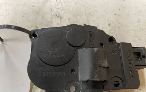 Audi A4 S4 B8 8K Air flap motor/actuator 13092008 EFB330