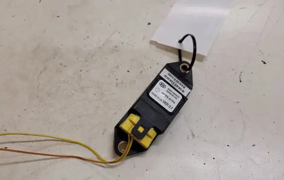 KIA Carens I Airbag deployment crash/impact sensor 0K2FE677F9