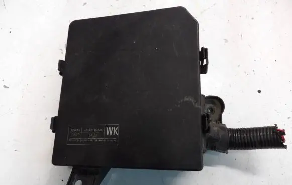 Nissan Leaf I (ZE0) Fuse module 284B75SA3B 5C7L11F02 6263013861