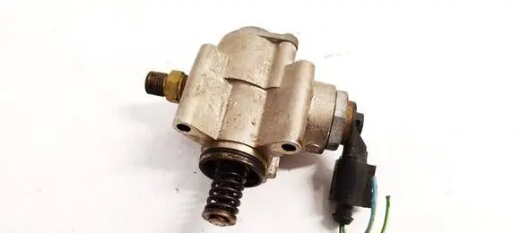 Volkswagen Golf V Fuel injection high pressure pump 06F127025B