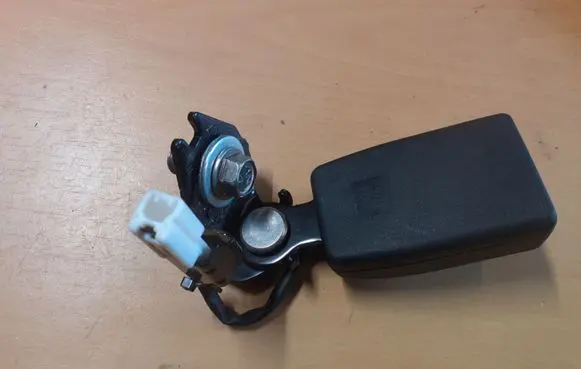 Mazda 2 Rear seatbelt buckle