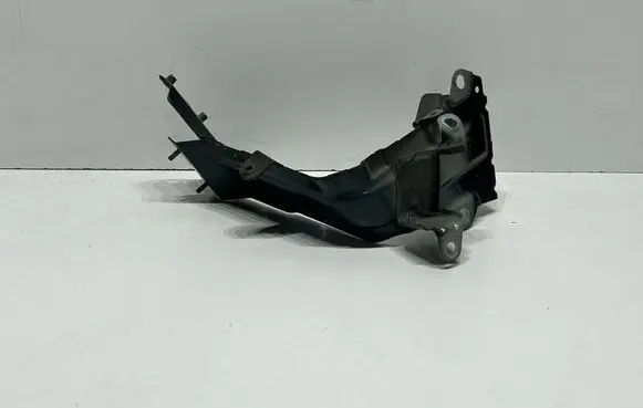 Audi Q7 4M Fender mounting bracket 4M0821131C