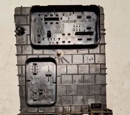 Audi A3 S3 8P Fuse module 1K0937124P 014189861
