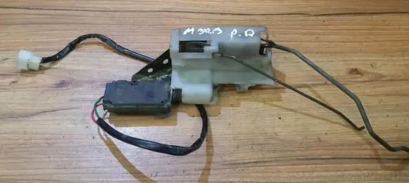 Mazda 323 Front door lock