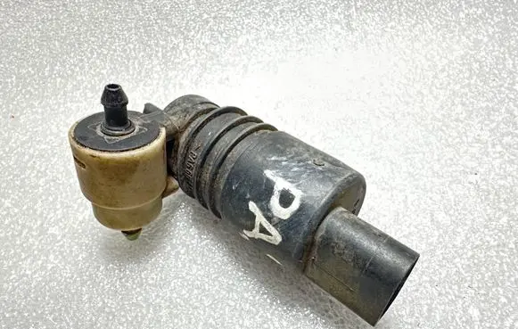 Volkswagen PASSAT B5.5 Windscreen/windshield washer pump 