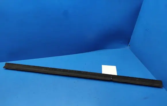 Mercedes-Benz S W126 Rubber seal front door window/glass 
