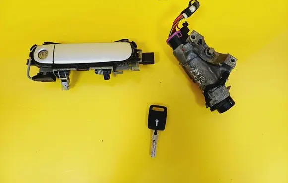 Audi A4 S4 B5 8D Ignition lock 4B0905851C
