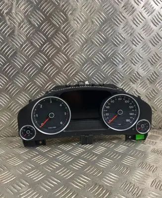 Volkswagen Touareg II Speedometer (instrument cluster) 7P6920983G