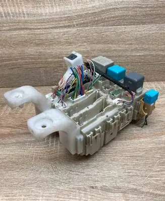 Toyota Prius (XW20) Fuse module 8273047290 63696H18