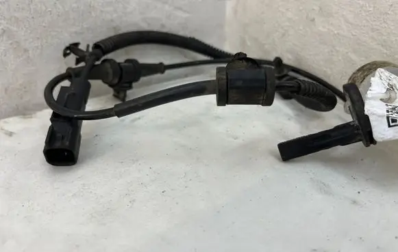 Opel Insignia A ABS brake wheel speed sensor 23483145
