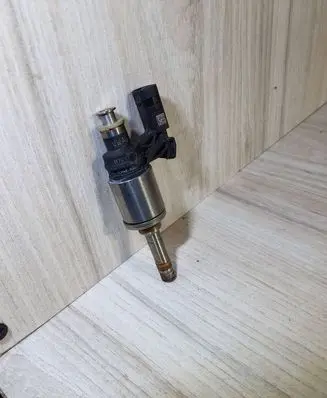 Volkswagen Golf VII Fuel injector 04E906036E