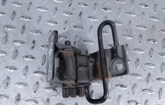 Audi TT TTS Mk2 Front door lower hinge 8J0831412