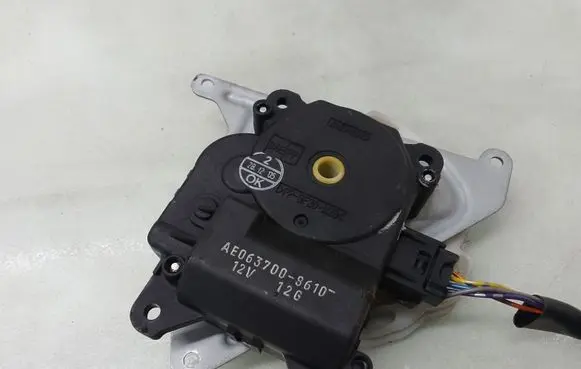 Toyota Corolla Verso E121 Air flap motor/actuator AE0637008610