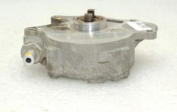 Volkswagen Tiguan Vacuum pump 03L145100F