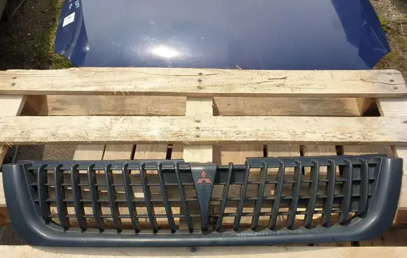 Front bumper upper radiator grill
