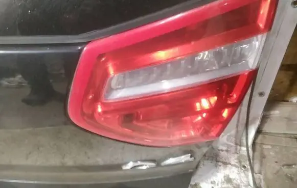 Tailgate rear/tail lights