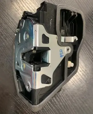 BMW X3 F25 Front door lock 7318416