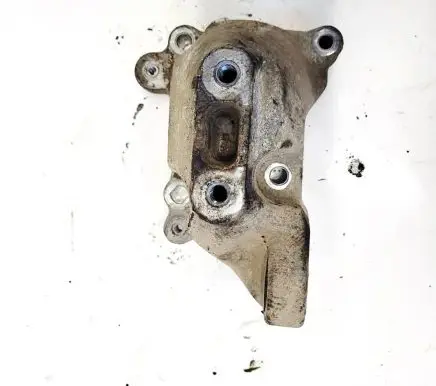 Engine mounting bracket