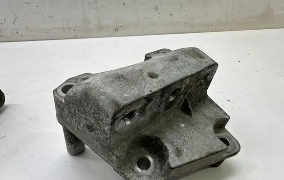 Opel Insignia B Engine mounting bracket 84328336
