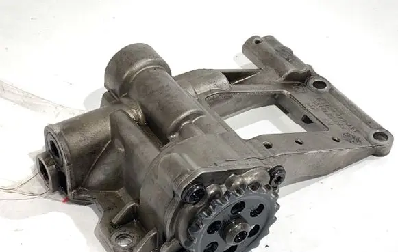 BMW 5 E60 E61 Oil pump 7792945