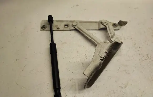 Dodge Challenger Tailgate/trunk/boot hinge 04589666AD