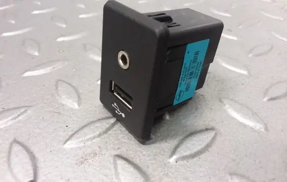 Nissan Note (E12) USB socket connector 795405023