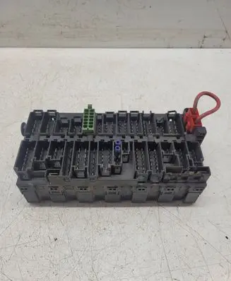 Volkswagen PASSAT B5 Fuse box set 357937039