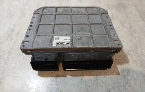 Toyota Avensis T270 Engine control unit/module 8966105D50