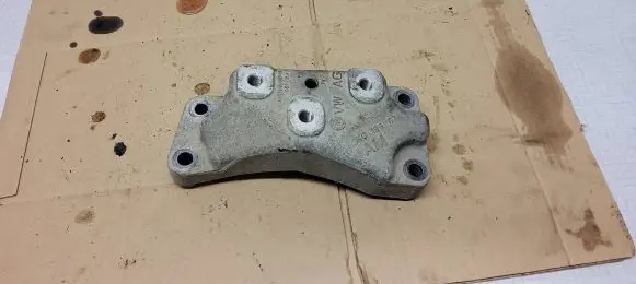 Volkswagen Caddy Gearbox mounting bracket 1K0199117
