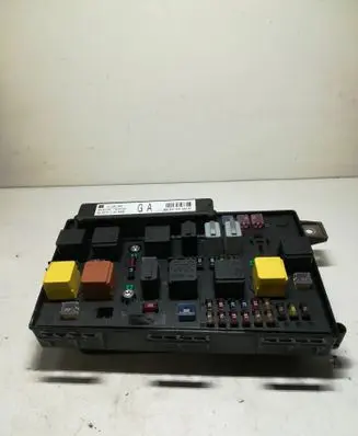 Opel Astra H Fuse module 13205784