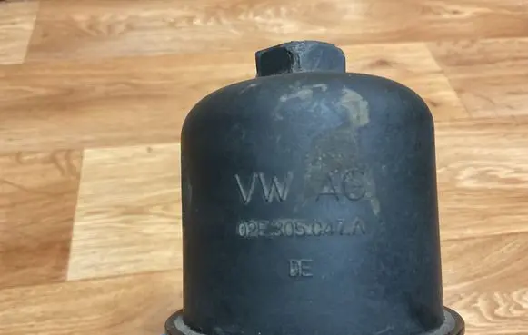 Volkswagen PASSAT B6 Oil filter cover 02E305047