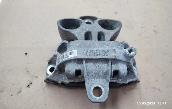 Opel Mokka Engine mount bracket 95128777
