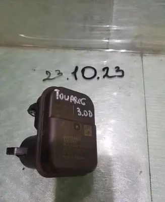 Volkswagen Touareg III Intake manifold valve actuator/motor 057129086Q