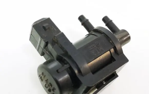 Audi A4 S4 B5 8D Turbo solenoid valve 1J0906283A