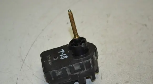 Headlight level adjustment motor