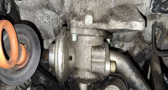 Volkswagen Touran I EGR valve 038123637D