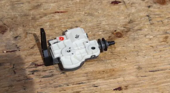 Lexus UX Fuel tank cap lock 