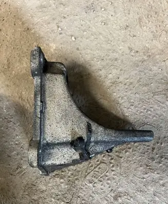 Dodge Nitro Engine mounting bracket 121AE