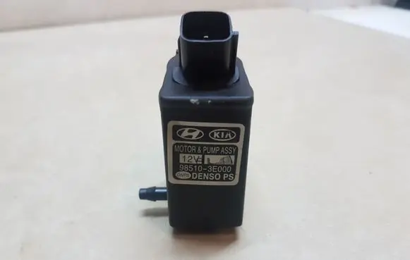 Hyundai Santa Fe Windscreen/windshield washer pump 985103E000