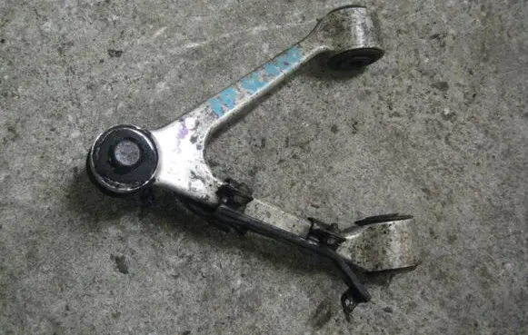 Lexus IS 200-300 Front lower control arm/wishbone