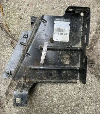 Renault Master III Fender mounting bracket 631228523R